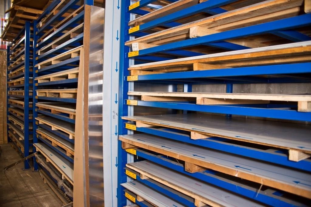 Large stock de tôle