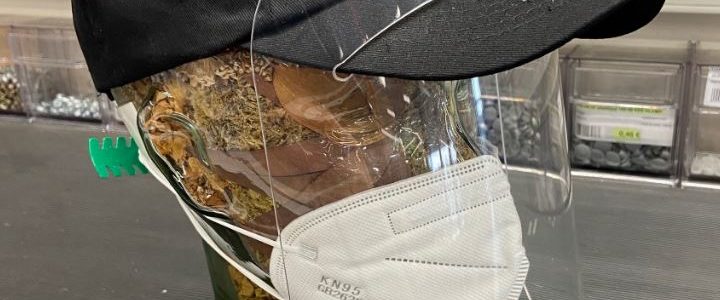 visière sur casquette coronavirus